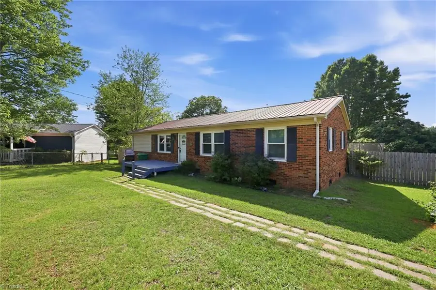 4228 Valley Circle, Thomasville, NC 27360 - #2