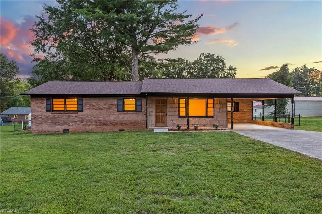 117 Hinshaw Avenue, Yadkinville, NC 27055 - #1