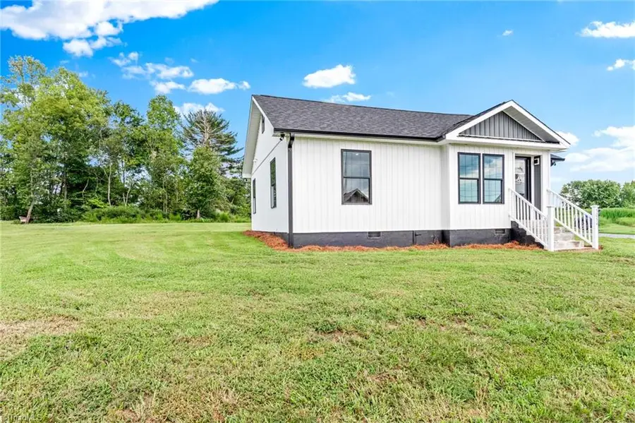 3036 Us Highway 21, Hamptonville, NC 27020 - #3