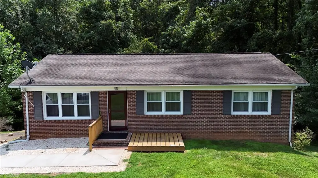 218 Delaware Avenue, Mount Airy, NC 27030 - #1
