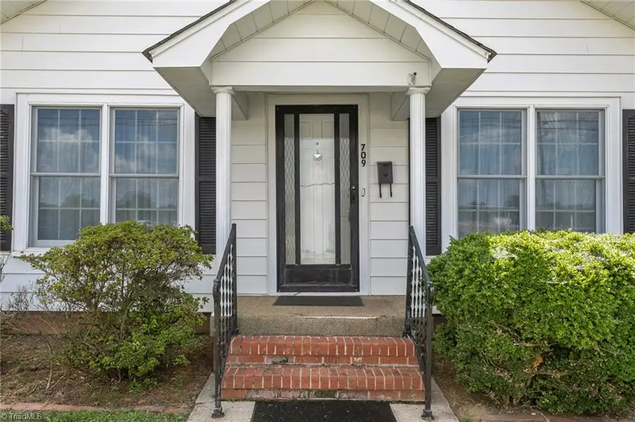 709 E Sunrise Avenue, Thomasville, NC 27360 - #2