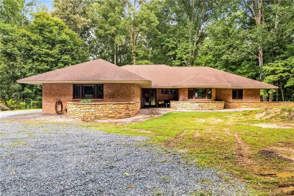 381 Hunters Point, Lexington, NC 27295 - #1
