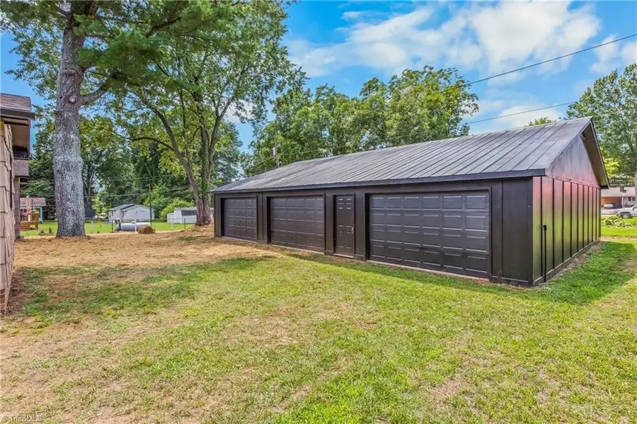 117 Hinshaw Avenue, Yadkinville, NC 27055 - #3
