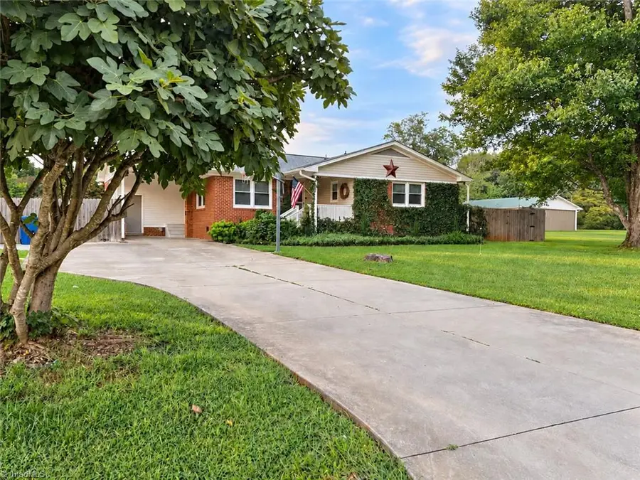 910 Pine Knoll Street, Liberty, NC 27298 - #2