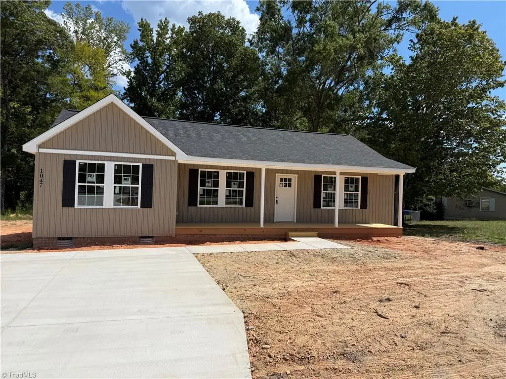 1047 W Holly Hill Road, Thomasville, NC 27360 - #1