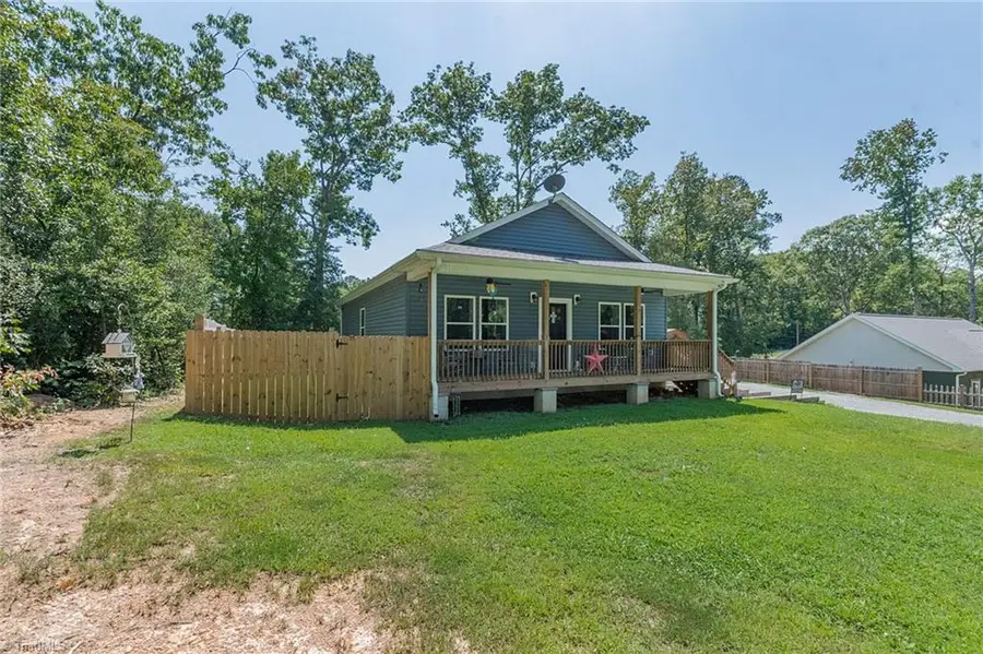 196 8th Avenue, New London, NC 28127 - #2
