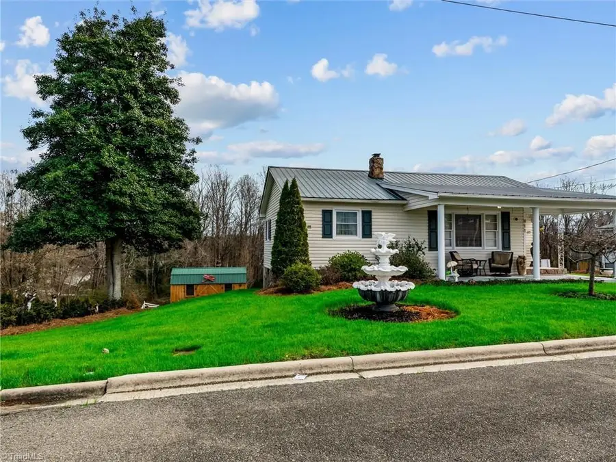 911 Banner Street, Mount Airy, NC 27030 - #3