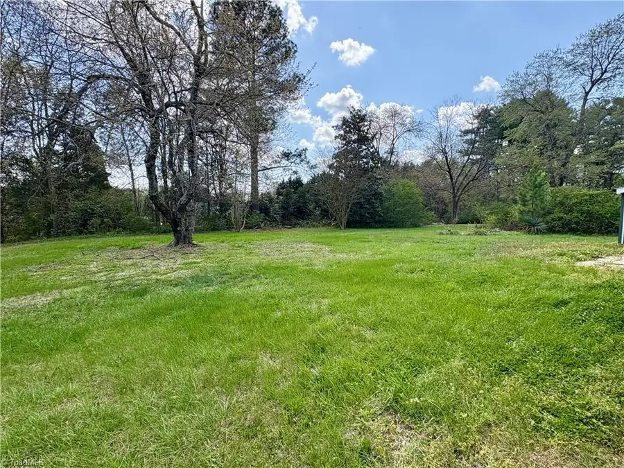 118 Lakeview Circle, Thomasville, NC 27360 - #2