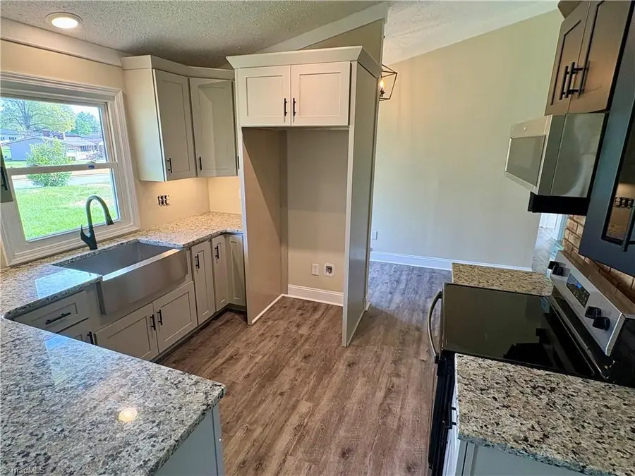 118 Lakeview Circle, Thomasville, NC 27360 - #3