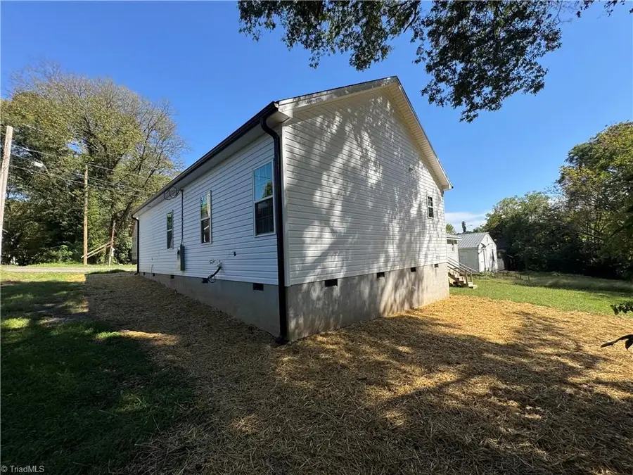 305 E 5th Avenue, Lexington, NC 27292 - #3