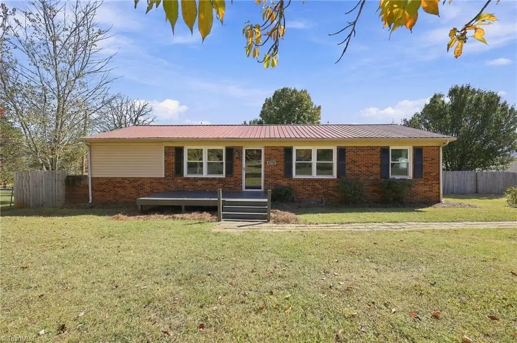 4228 Valley Circle, Thomasville, NC 27360 - #1