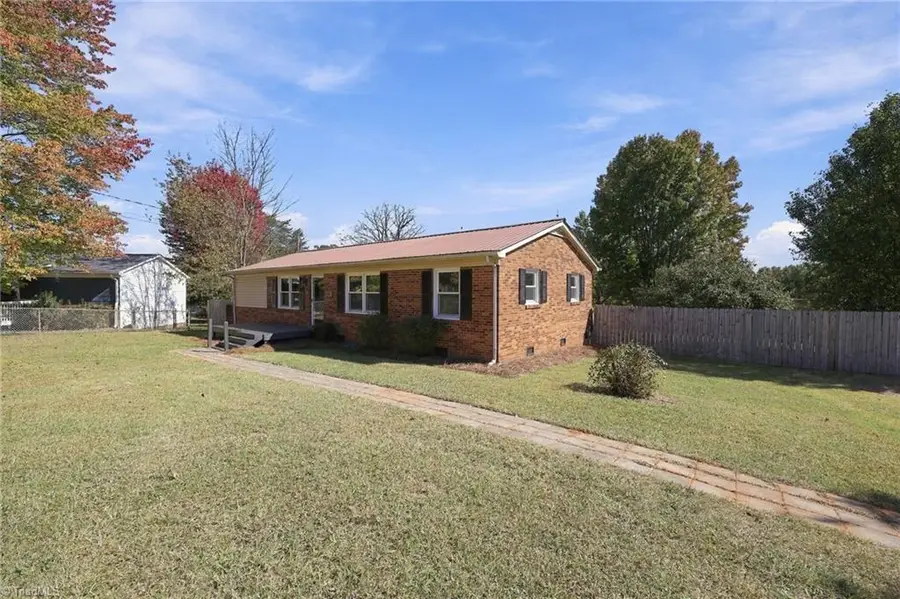 4228 Valley Circle, Thomasville, NC 27360 - #2