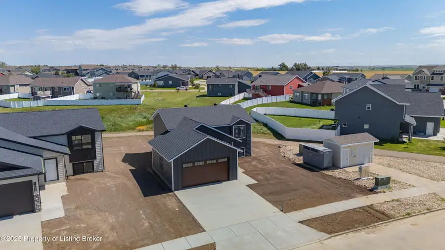 1810 Yellowstone Circle, Dickinson, ND 58601 - #2