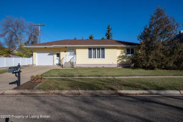 20 E 10th Street, New England, ND 58647