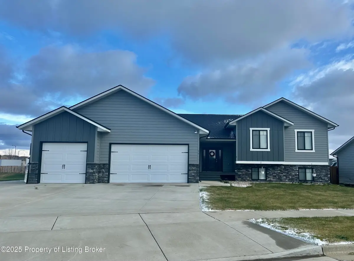 1744 Yellowstone Circle, Dickinson, ND 58601 - Image #1