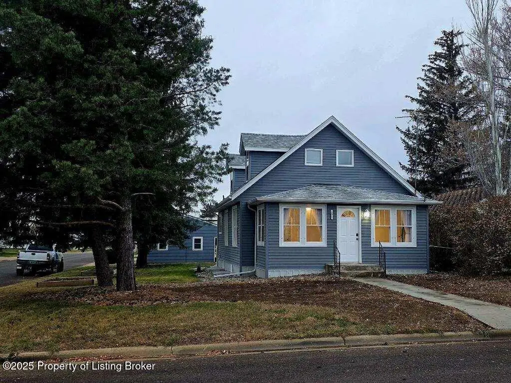 201 6th Avenue Nw, Bowman, ND 58623 - Image #1