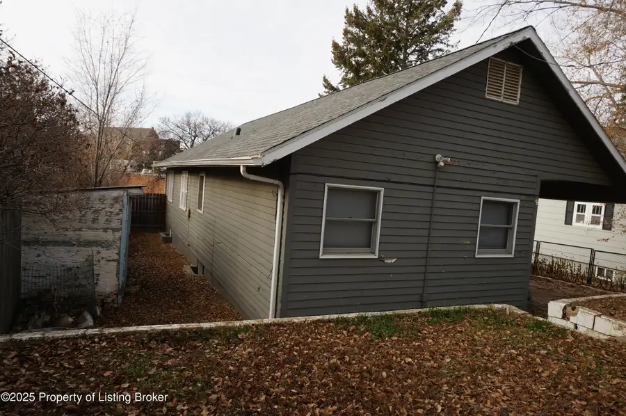 328 8th Ave W, Dickinson, ND 58601 - Image #3