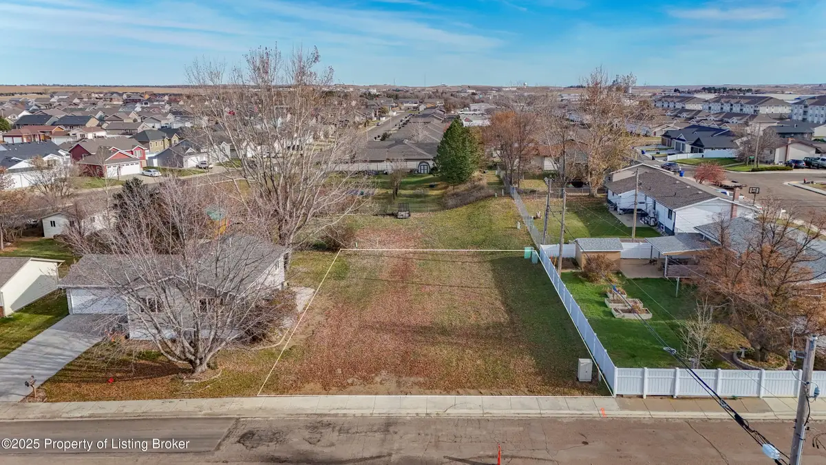 390 Baker Avenue, Dickinson, ND 58601 - Image #1