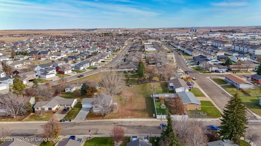 390 Baker Avenue, Dickinson, ND 58601 - Image #3