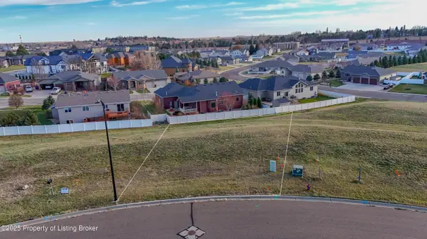 1760 Sunrise Drive, Dickinson, ND 58601