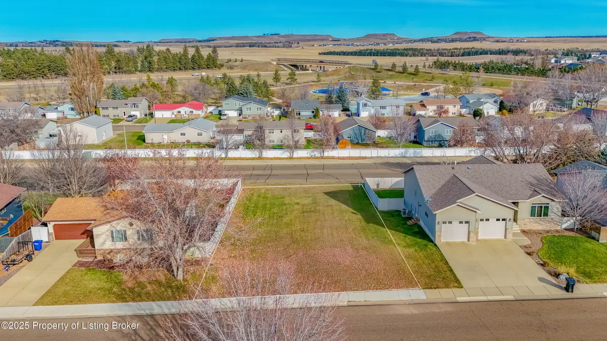 847 11th St E, Dickinson, ND 58601 - Image #1