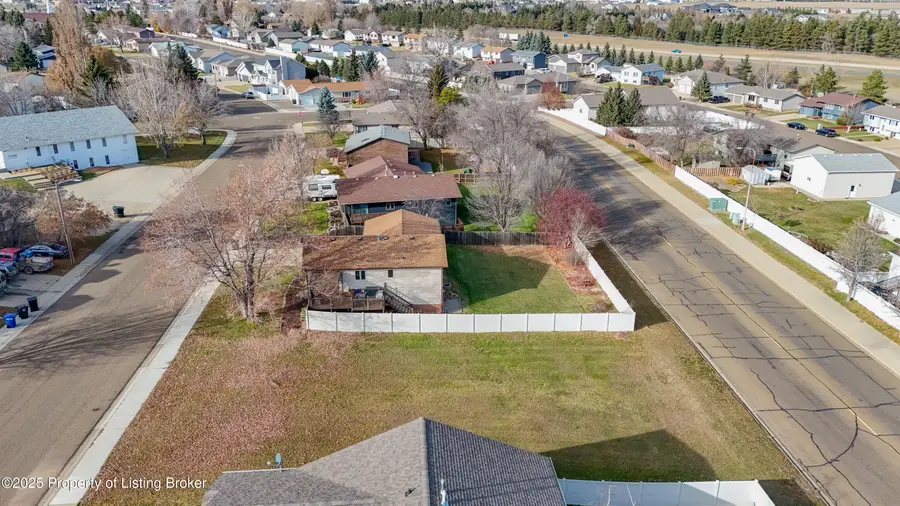 847 11th St E, Dickinson, ND 58601 - Image #3