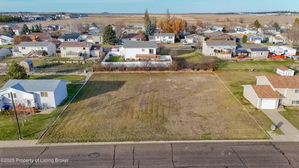 860 27th St W, Dickinson, ND 58601