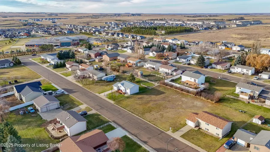 860 27th St W, Dickinson, ND 58601 - Image #2