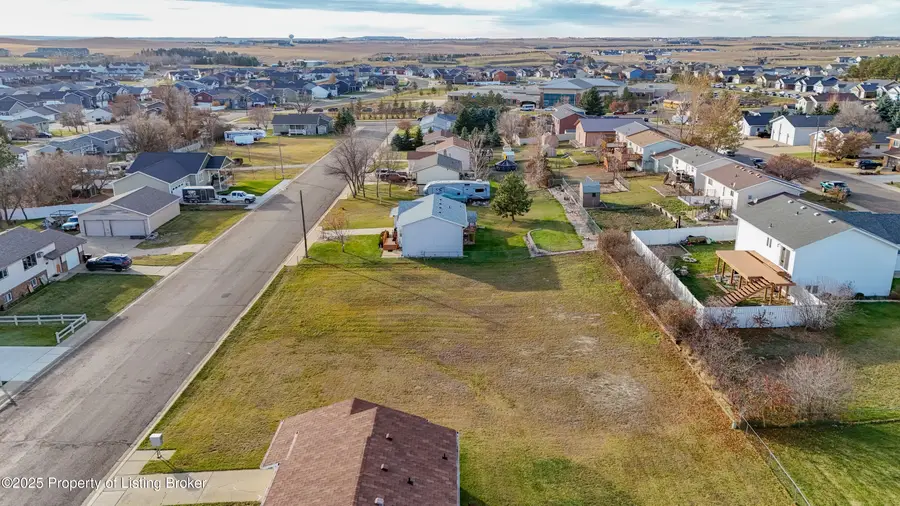 860 27th St W, Dickinson, ND 58601 - Image #3
