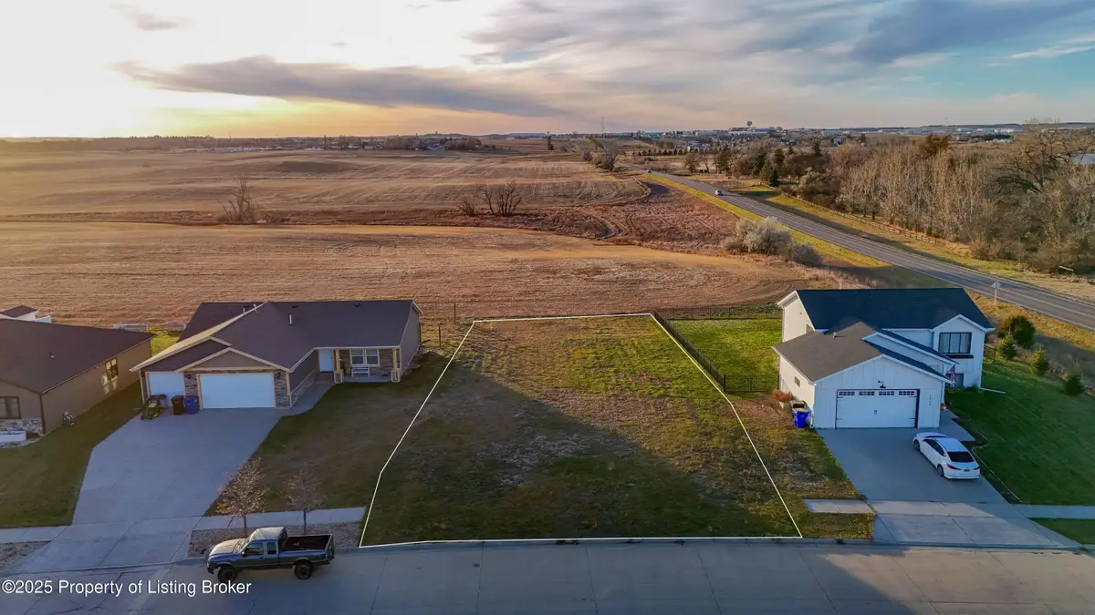 1727 Yellowstone Circle, Dickinson, ND 58601 - Image #1