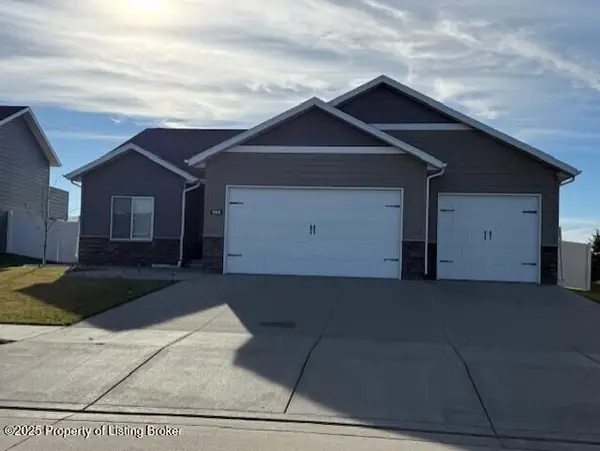 1869 Yellowstone Circle, Dickinson, ND 58601