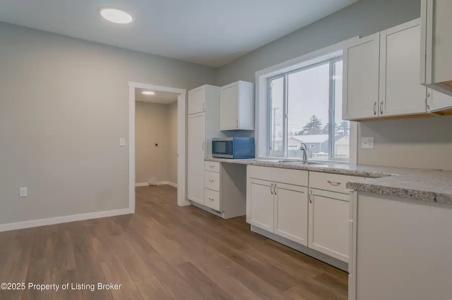 6 S 9th Avenue W, Dickinson, ND 58601 - Image #3
