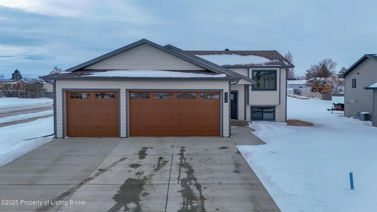 209 15th Avenue East, Dickinson, ND 58601 - Image #1
