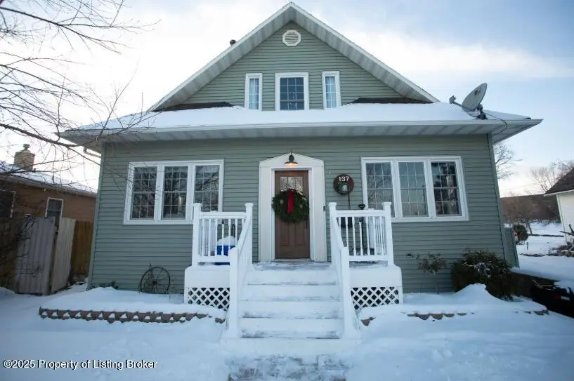 137 8th Avenue W, Dickinson, ND 58601 - Image #1