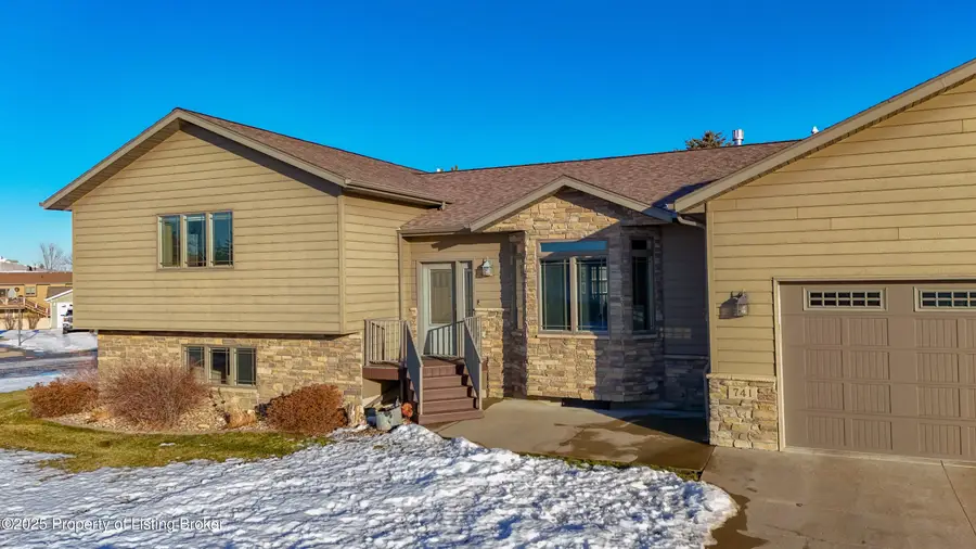 741 8th Avenue Sw, Dickinson, ND 58601 - Image #2