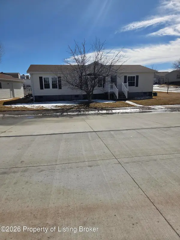 1703 N Valley Loop, Bismarck, ND 58503