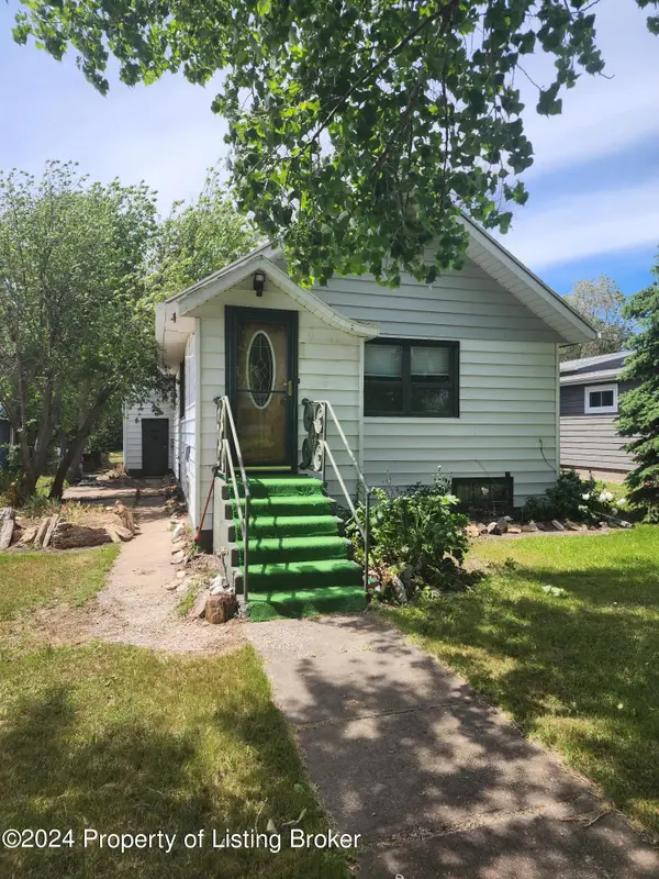 409 9th Street, Hettinger, ND 58639