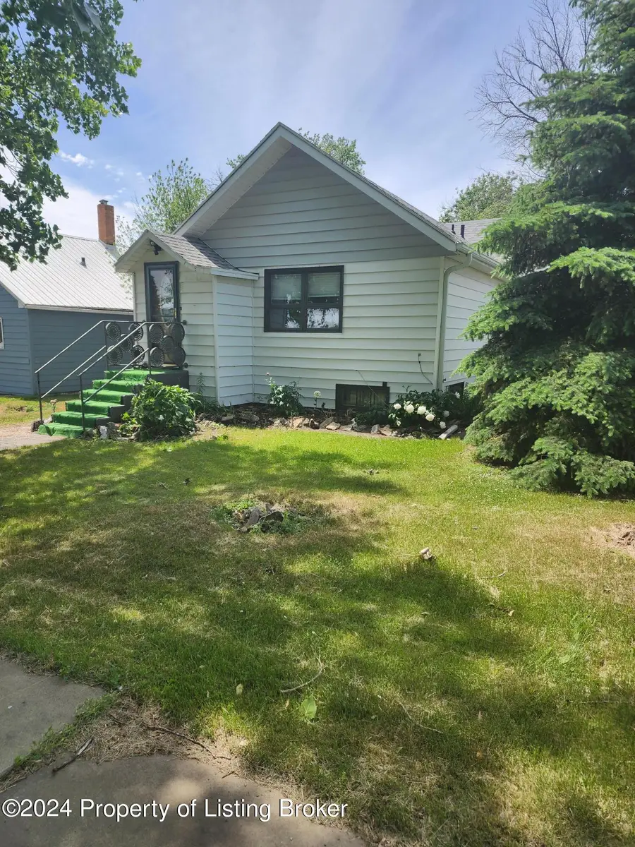 409 9th Street, Hettinger, ND 58639 - #2