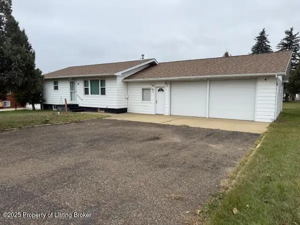 36 28th Avenue, Dickinson, ND 58601