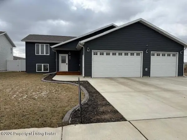 436 37th Street, Dickinson, ND 58601