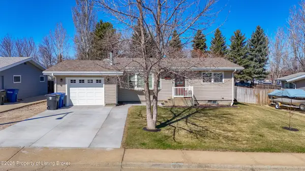 951 8th St East, Dickinson, ND 58601