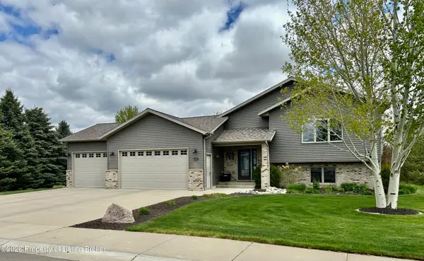 622 Diamond Drive, Dickinson, ND 58601