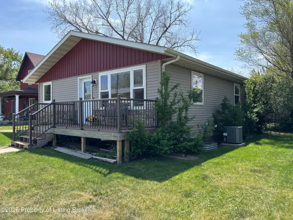 303 3rd Avenue, Hettinger, ND 58639