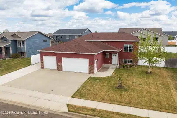 2744 Country Oak Drive, Dickinson, ND 58601