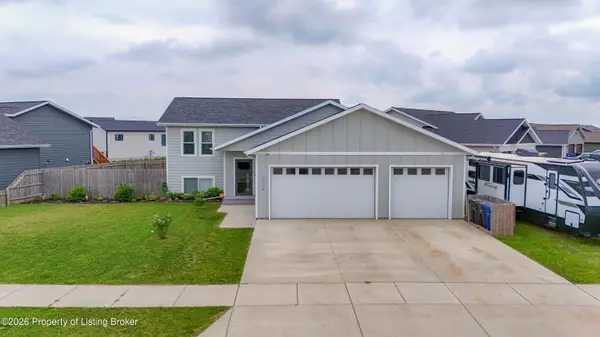 2024 Yellowstone Circle, Dickinson, ND 58601