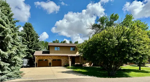 3052 Lakeview Drive, Dickinson, ND 58601