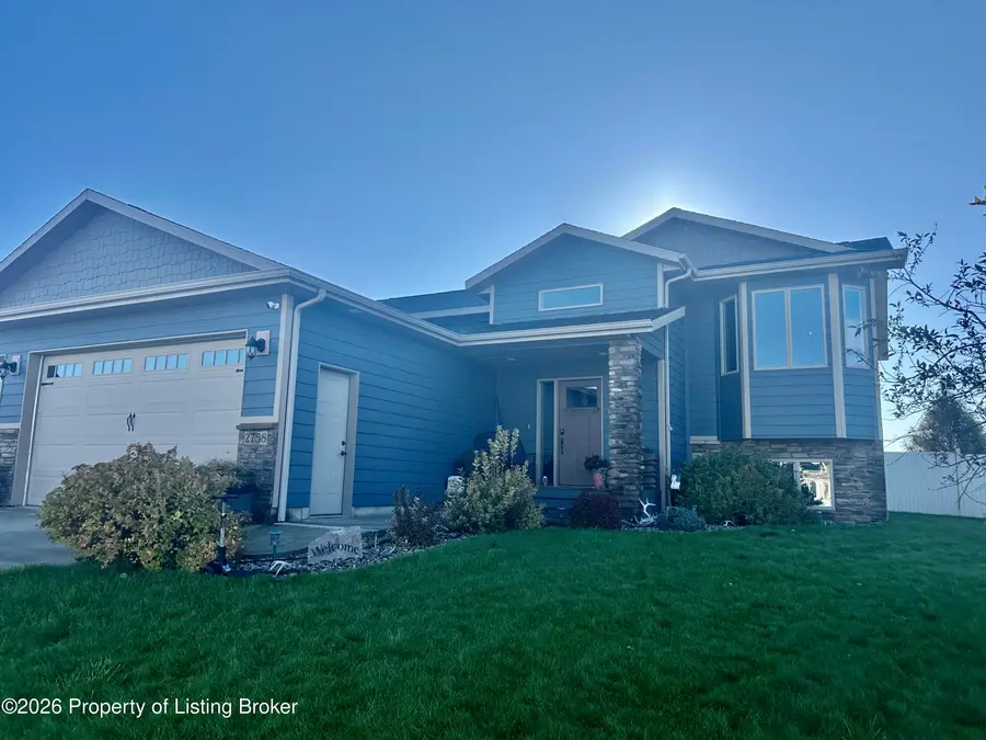 2758 Country Oak Drive, Dickinson, ND 58601 - #2