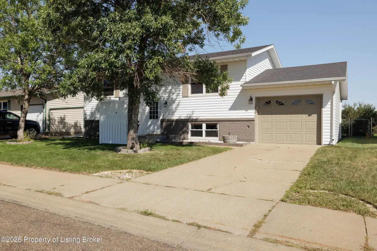 1662 4th Avenue, Dickinson, ND 58601 - #1