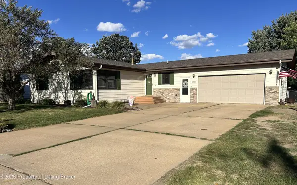 906 13th Avenue, Dickinson, ND 58601
