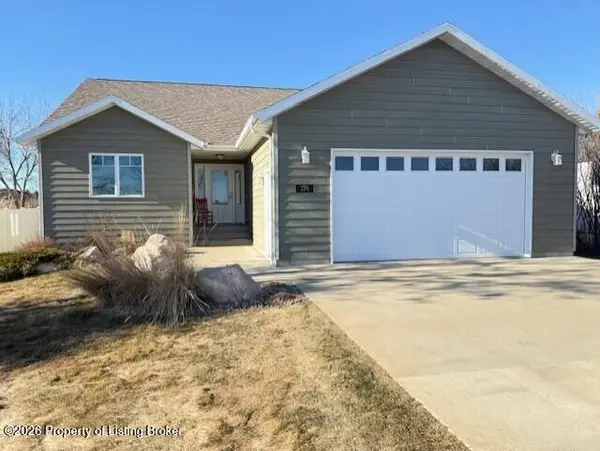 370 Palm Beach Road, Dickinson, ND 58601